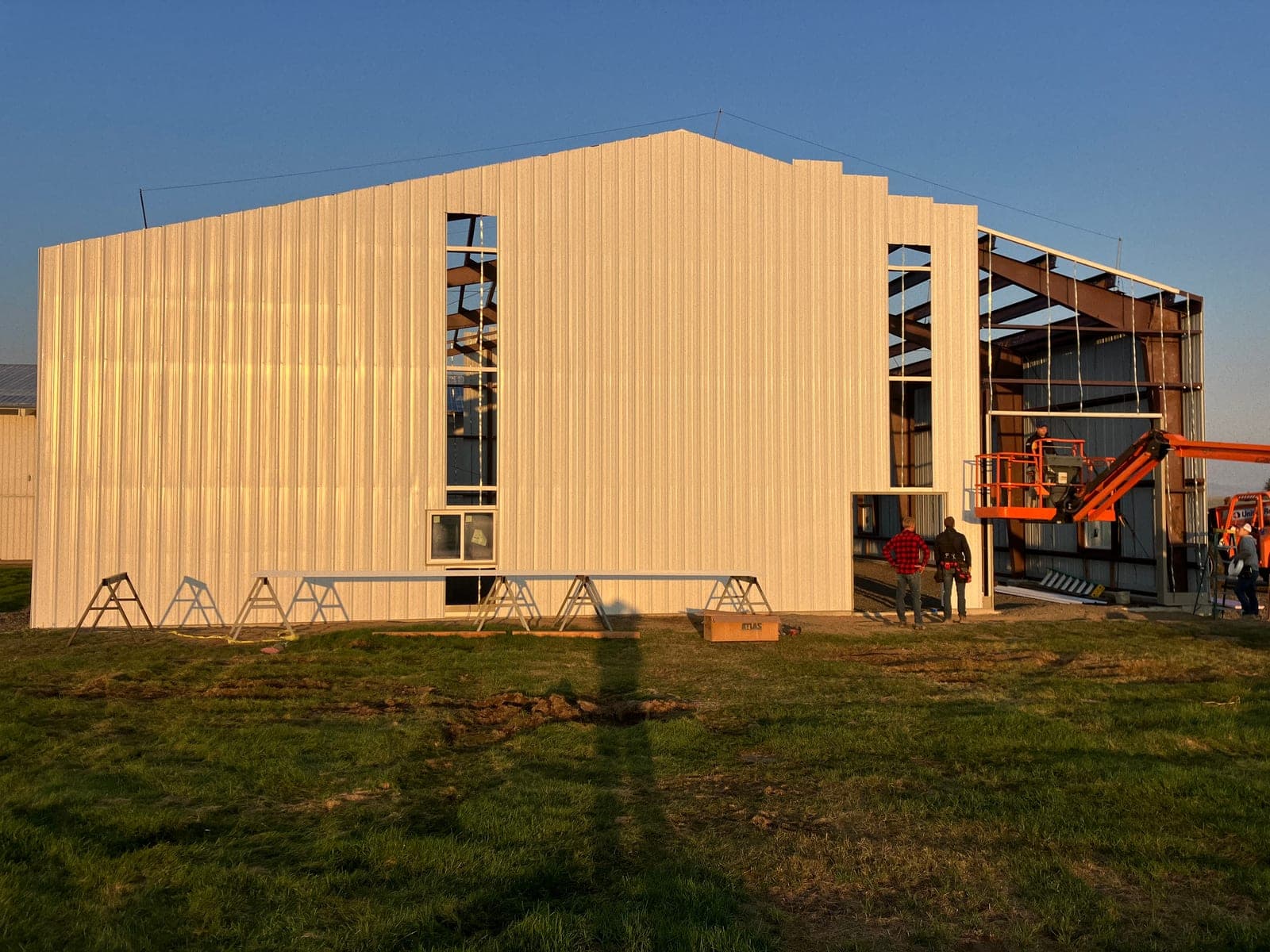 Edificio escolar metálico blanco recién montado a la hora dorada en Ellensburg, Washington
